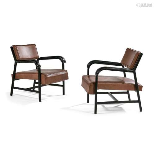 JACQUES ADNET (1900-1984) Paire de fauteuils, structure en métal gainée de skaï noir piqué sellier, montants de section carrée, as...