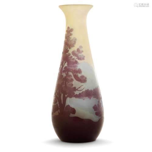 ÉMILE GALLÉ (1846-1904) Vase en verre multicouche violet et bleu sur fond jaune satiné, décor gravé à l'acide d'un paysage lacustr...