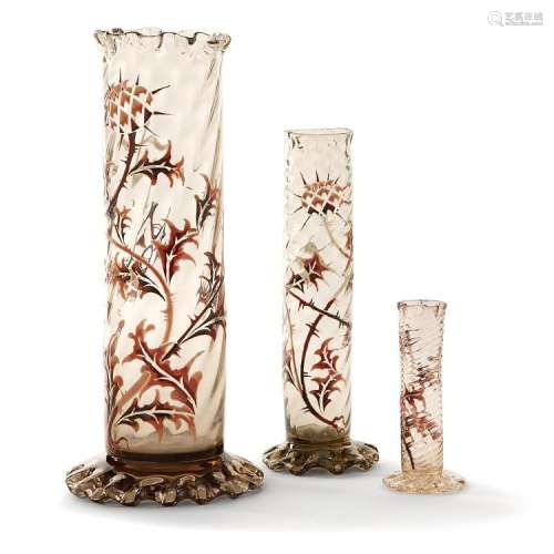 ÉMILE GALLÉ (1846-1904) Suite de trois vases cylindriques à corps côtelé en verre fumé translucide, base débordante façonnée à cha...