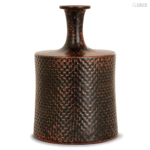 STIG LINDBERG (1916-1982) & GUSTAVSBERG (MANUFACTURE) Vase bouteille en grès, corps cylindrique diabolo estampé de damiers en bas-...
