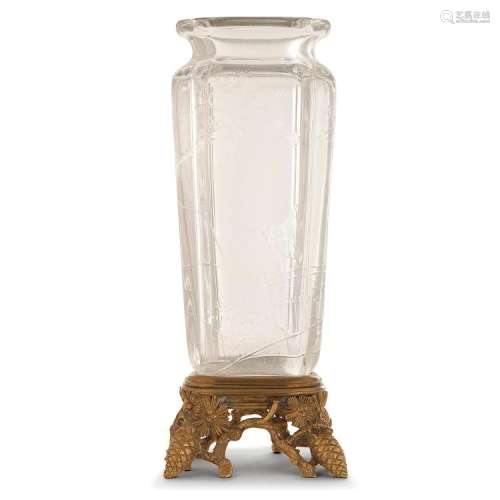 ESCALIER DE CRISTAL Vase balustre méplat en verre translucide, circa 1880, décor japonisant gravé à la roue d'échassiers dans un p...