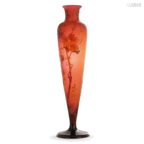 ÉTABLISSEMENTS GALLÉ Vase balustre fuselé en verre multicouche rouge et orangé sur fond rouge satiné, décor gravé à l'acide de gra...