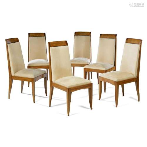 MAURICE JALLOT (1900-1971) Suite de six chaises, structure en noyer, piétement sabre galbé, assise et haut dossier se terminant en...