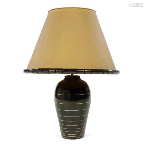 JACQUES ADNET (1900-1984) & JACQUES CHAILLOU Lampe à poser ovoïde en stuc brun à décor de cannelures blanchies, hampe à trois lumi...
