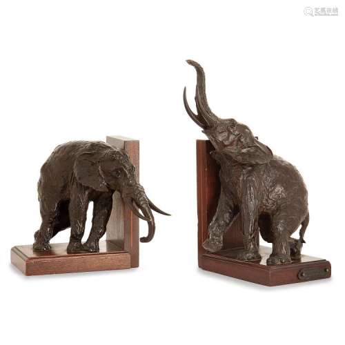 ARY BITTER (1875-1960) & SUSSE FRÈRES (ÉDITEUR) Deux éléphants formant serre-livres, circa 1930, en bronze à patine brune, support...