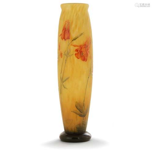 DAUM NANCY Vase ovoïde en verre multicouche vert sur fond jaune granité, décor gravé à l'acide et émaillé d'ancolies. Signature gr...