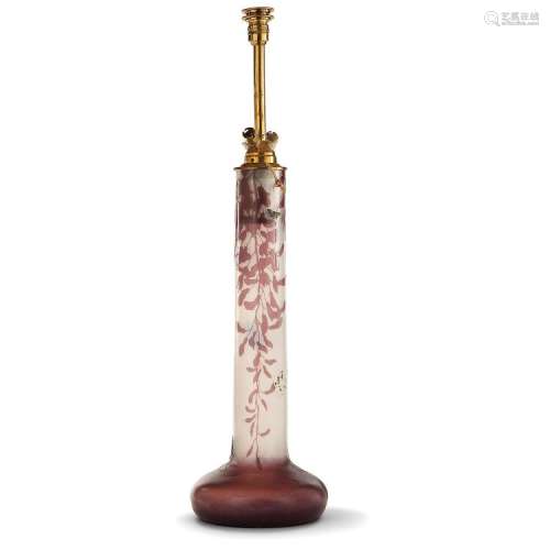 ÉTABLISSEMENTS GALLÉ Grand vase en verre multicouche violet sur fond satiné, décor gravé à l'acide de grappes de glycines, décor p...