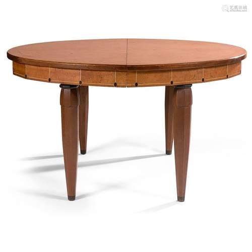 ADOLPHE CHANAUX (1887-1965) & GILBERT PELLETIER (XXE) Table de milieu en noyer et placage de loupe d'amboine, piétement fuselé à p...