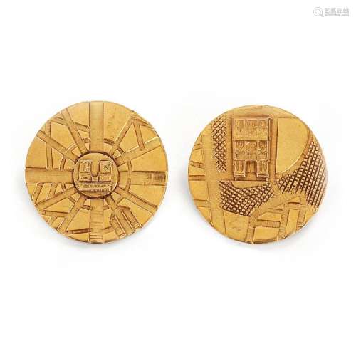 LINE VAUTRIN (1913-1997) Paire de clips d'oreilles circulaires en bronze doré, à décor incisé et en relief présentant l'un, l'arc...
