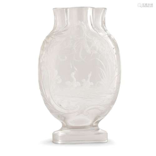 CRISTALLERIE BACCARAT Vase balustre méplat en verre translucide, décor gravé à la meule d'un lever de soleil sur un étang aux cana...