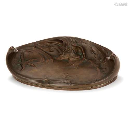 ÉDOUARD SCHENCK (1874-1959) Large coupe en bronze à patines brune et médaille, décor en bas-relief de poisson, étoile de mer et al...
