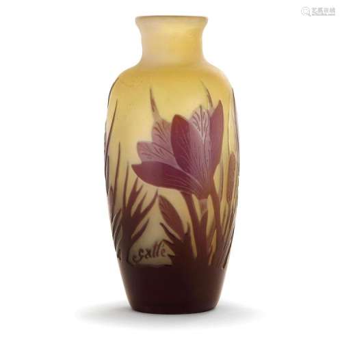 ÉMILE GALLÉ (1846-1904) Vase en verre multicouche violet sur fond jaune satiné, décor gravé à l'acide de crocus. Signature gravée...