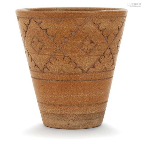 ÉMILE LENOBLE (1875-1939) Vase tronconique en grès, décor d'une frise végétale incisée, émaux ocre sur fond terre. Cachet de l'art...