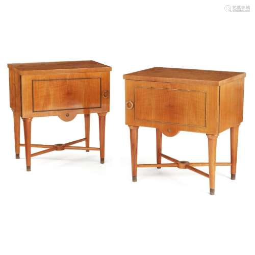 ANDRÉ ARBUS (1903-1969) Paire de tables de chevet néoclassiques, piétement quadripode fuselé en merisier, corps parallélépipédique...