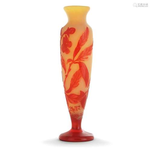 ÉTABLISSEMENTS GALLÉ Vase balustre fuselé en verre multicouche rouge sur fond jaune satiné, décor gravé à l'acide de rameaux fleur...