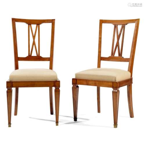 ƒƒ ANDRÉ ARBUS (1903-1969) Paire de chaises néoclassiques, structure en merisier, piétement gaine, dossier évidé animé d'un X cent...