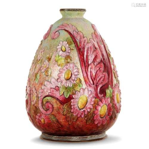 CAMILLE FAURÉ (1874-1956) Vase ovoïde en cuivre sur base argentée, décor en bas-relief d'une frise de feuilles et de fleurettes, é...