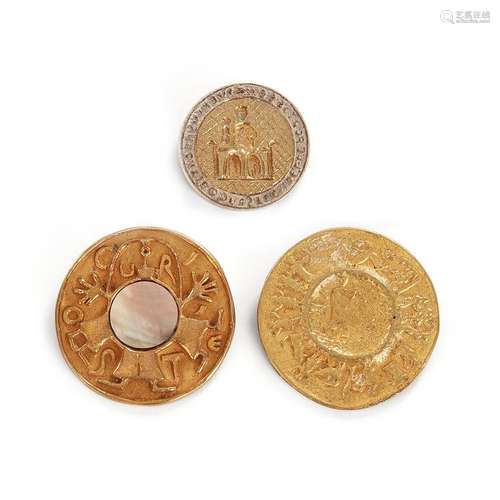 LINE VAUTRIN (1913-1997) Suite de trois broches circulaires en bronze doré, dont 