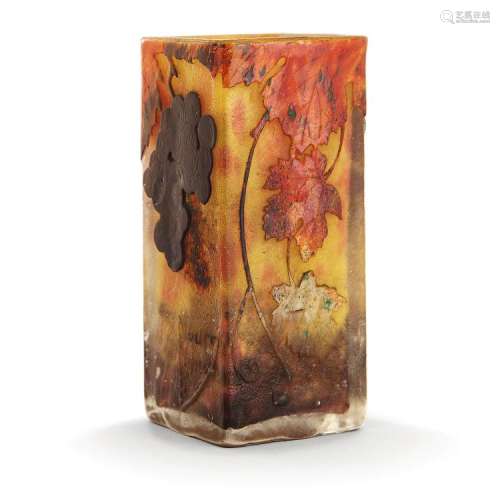 DAUM NANCY Vase quadrangulaire en verre jaspé jaune orangé et brun, décor gravé à l'acide et émaillé rouge, vert et violet de grap...
