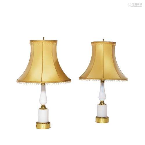 PAIRE DE LAMPES, STYLE CHARLES X en verre opalin blanc de forme balustre ornée de corolles de feuillages or. Elle repose sur une b...