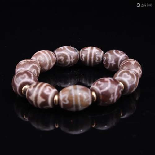 A DZI BEADS STRING BRACELET