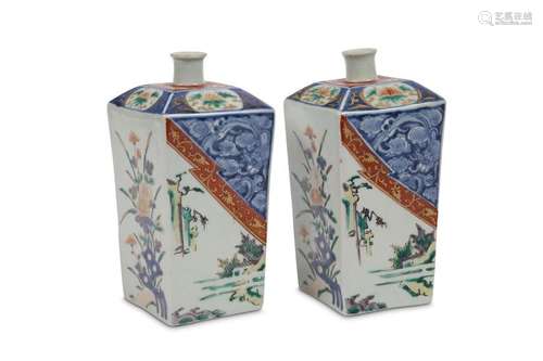 A PAIR OF IMARI BOTTLES. 17th/18th Century. Of squ