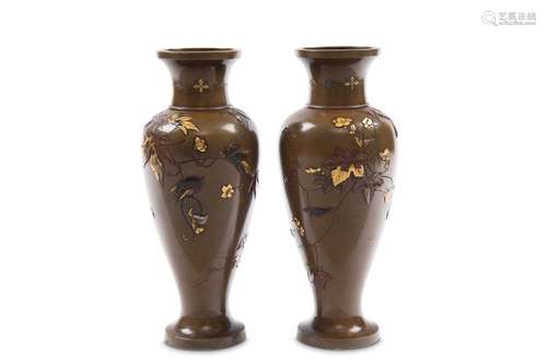 A PAIR OF INLAID VASES, BY INOUE. Meiji period. Of