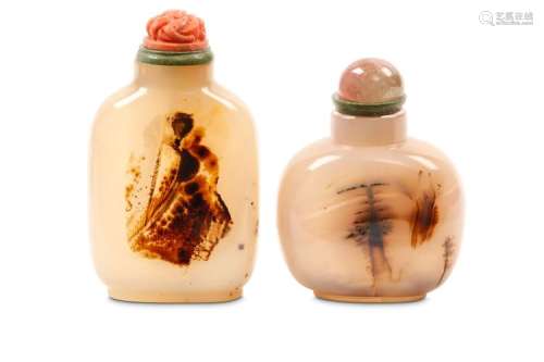 A CHINESE SHADOWN AGATE SNUFF BOTTLE TOGETHER WITH