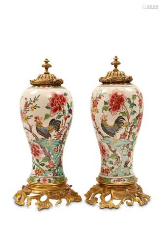 A PAIR OF ORMOLU-MOUNTED FAMILLE ROSE ‘COCKEREL’ V