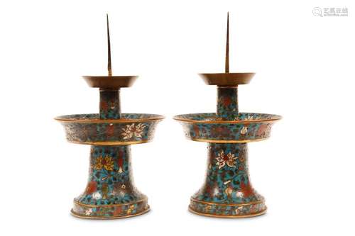 A PAIR OF CHINESE CLOISONNÉ ENAMEL CANDLE STICKS.