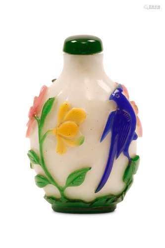 A FOUR-COLOUR OVERLAY GLASS SNUFF BOTTLE. Qing Dyn