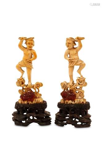 A PAIR OF CHINESE CARVED IVORY AND AMBER FIGURES O