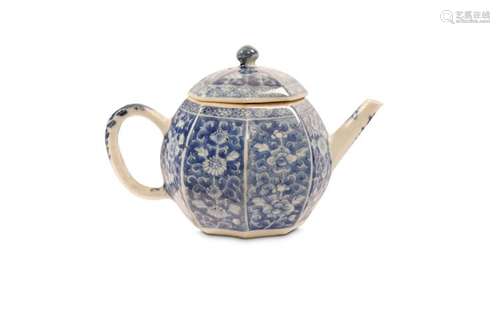 A BLUE AND WHITE TEAPOT AND COVER. Qing Dynasty, K