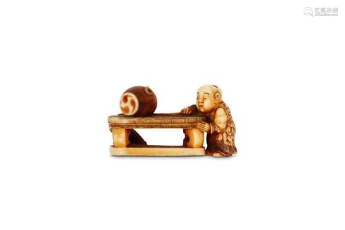 AN IVORY OKIMONO-STYLE NETSUKE. 19th Century. Depi