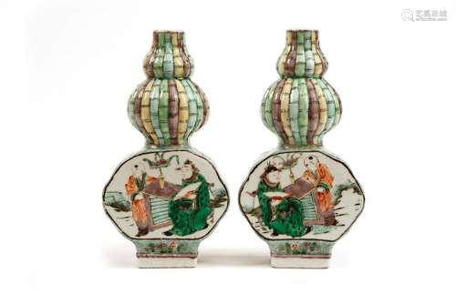 A PAIR OF FAMILLE VERTE DOUBLE GOURD VASES. Qing D