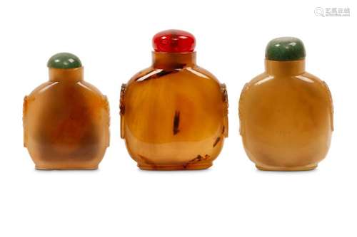 THREE AGATE SNUFF BOTTLES. Qing Dynasty. Stoppers,