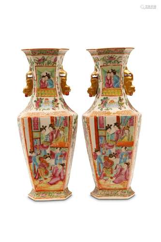 A PAIR OF CANTON FAMILLE ROSE VASES. Qing Dynasty.