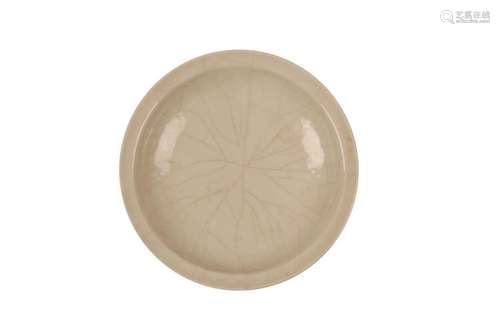 A CRACKLE-GLAZED CREAM DISH. 16cm, 8.5cm diameter,