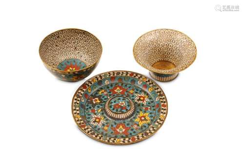 THREE CLOISONNÉ ENAMEL ITEMS. Ming Dynasty. Compri