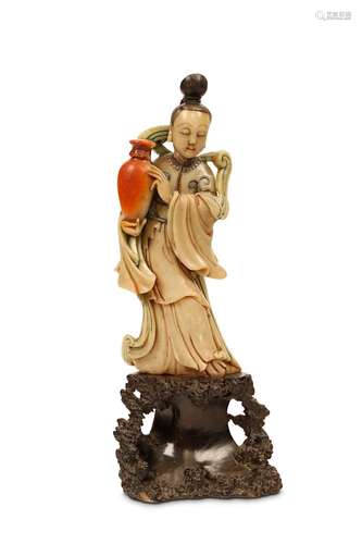 A CHINESE SOAPSTONE CARVING OF A LADY. Qing Dynast