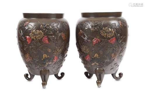 A PAIR OF LARGE BRONZE VASES. Meiji period. Of ovo