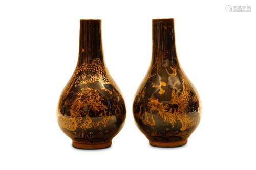 A PAIR OF GILT- DECORATED MONOCHROME BLACK VASES.