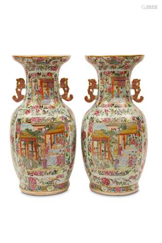 A PAIR OF CANTON FAMILLE ROSE VASES. Qing Dynasty.