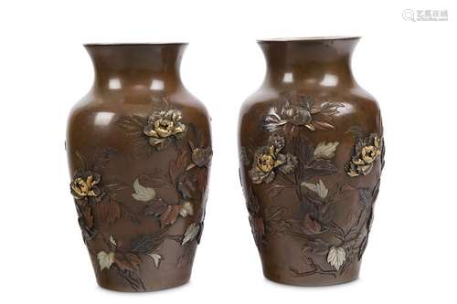 A PAIR OF BRONZE INLAID VASES, BY YOSHIMICHI. Meij