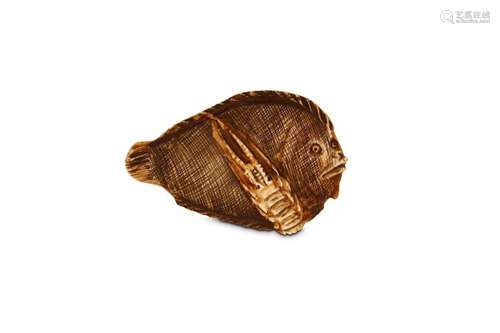 AN IVORY NETSUKE OF FLOUNDER. 19th Century. Compri