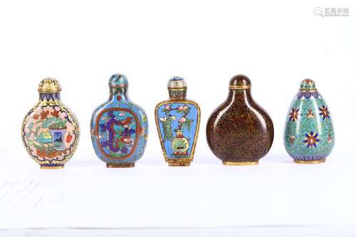 A COLLECTION OF FIVE CHINESE CLOISONNÉ ENAMEL SNUF