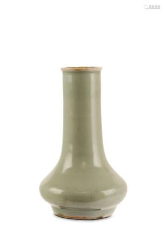 A CHINESE CELADON VASE. Song Dynasty. The pear-sha