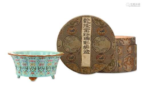 A CHINESE FAMILLE ROSE JARDINÈRE. Qing Dynasty, Qi