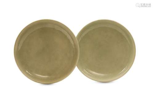 A PAIR OF CHINESE INCISED CELADON DISHES. Qing Dyn