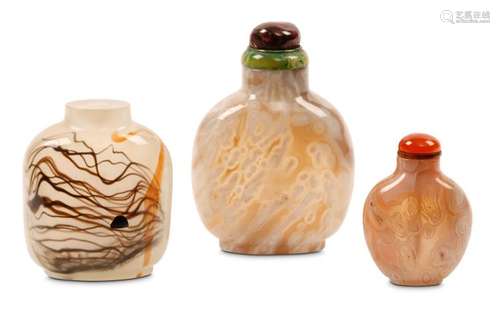 THREE CHINESE AGATE SNUFF BOTTLES. Qing Dynasty Ea